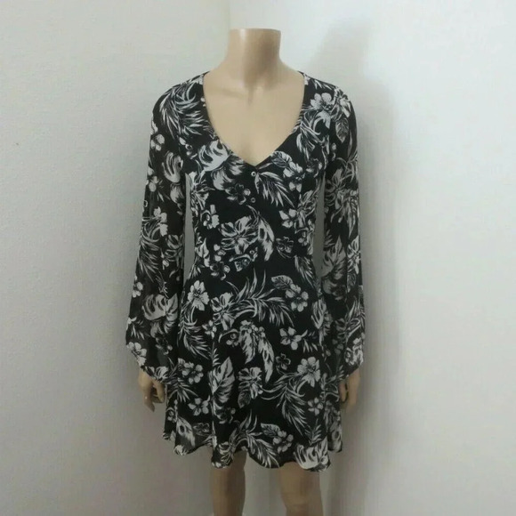 NWT Hollister Floral Dress Size Small Bell Sleeve - Picture 1 of 7